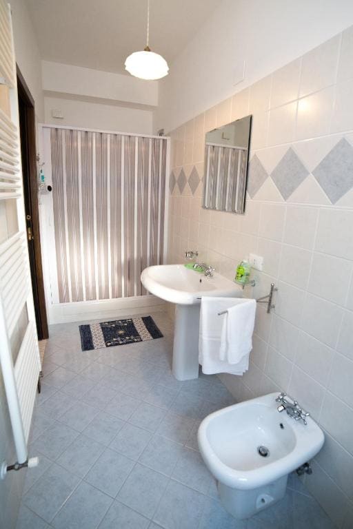 Deluxe Double Room with Shower room - Image 3