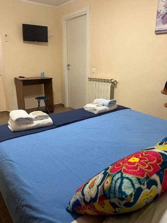 Double Room with Private Bathroom room - Image 3