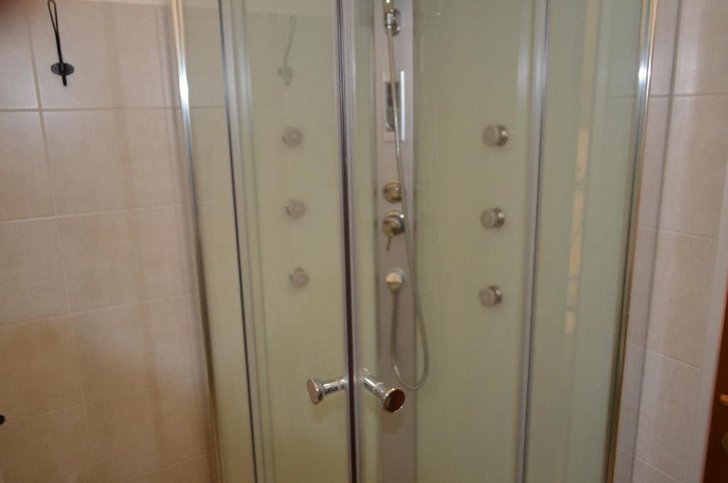 Single Room with Private Bathroom room - Image 3