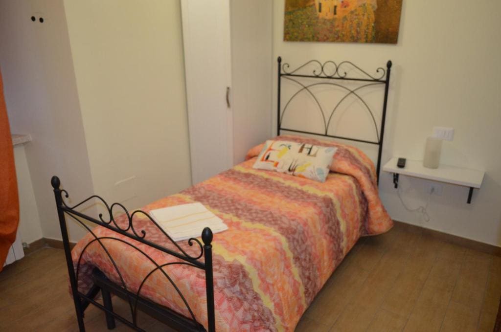Single Room with Private Bathroom room - Image 2