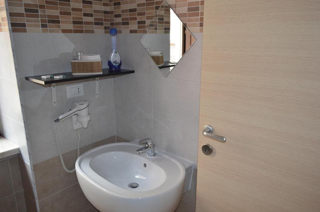 Triple Room with Private Bathroom room - Image 3
