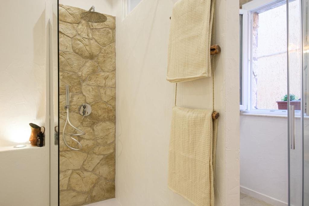 Double Room with Spa Bath room - Image 3