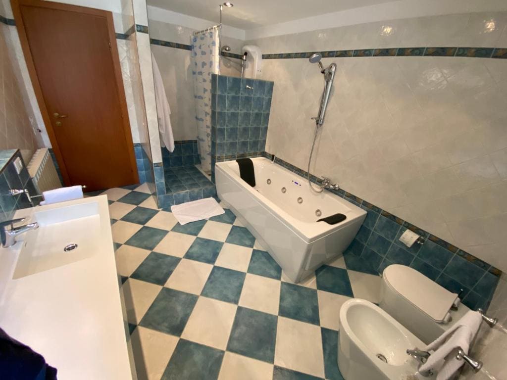 King Room with Spa Bath room - Image 3