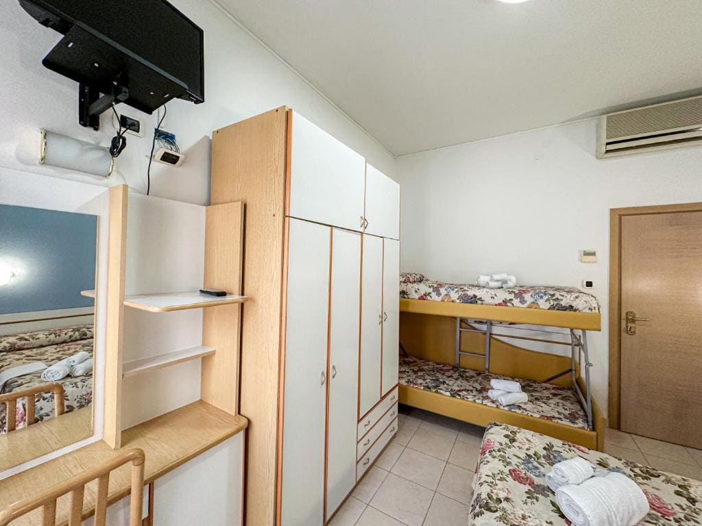 Quadruple Room room - Image 2