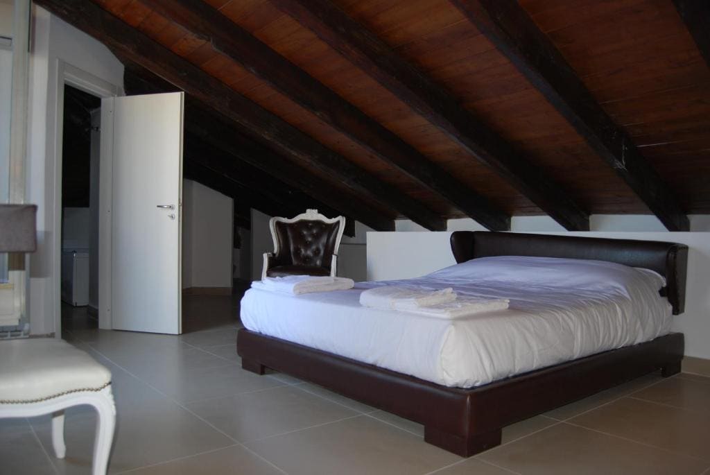 Large Double Room with Terrace room - Image 3