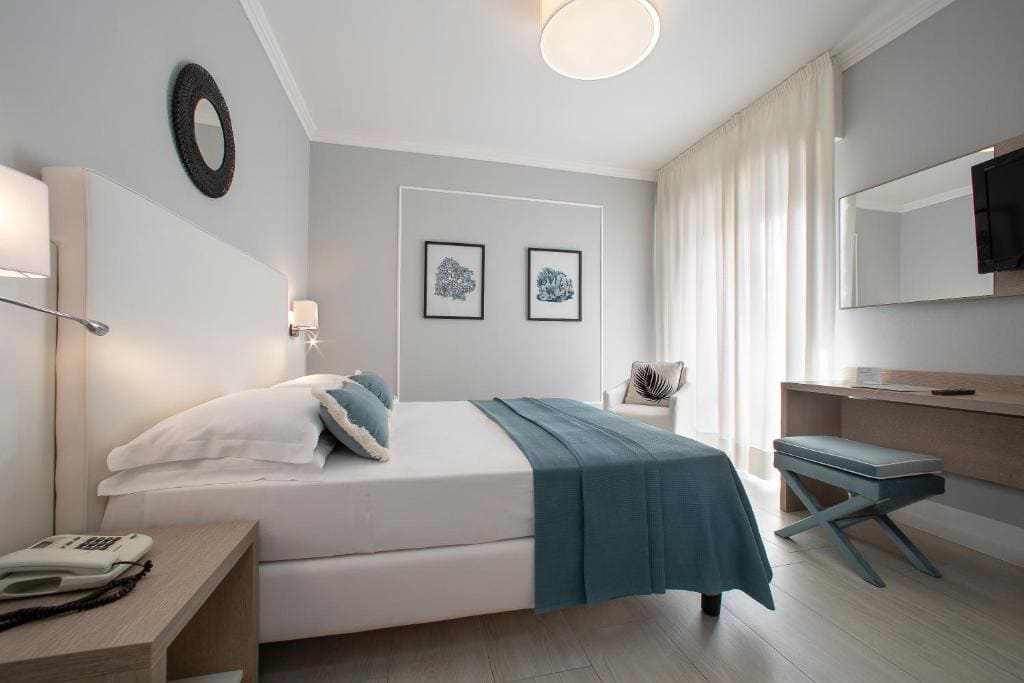 Double or Twin Room with Partial Sea View room - Image 3