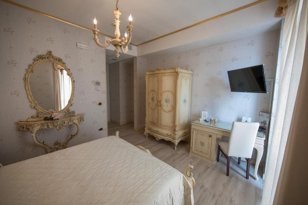 Deluxe Double Room with Balcony room - Image 3