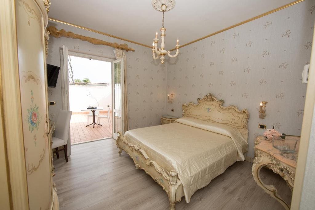 Deluxe Double Room with Balcony room - Image 2