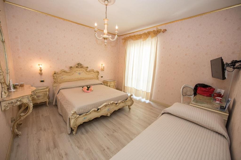 Deluxe Triple Room room - Image 2