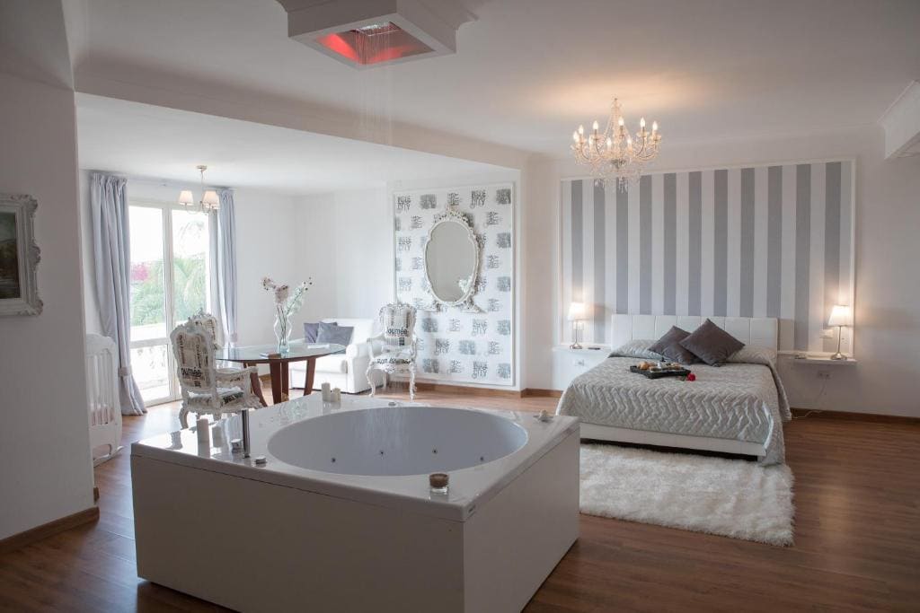 Queen Suite with Spa Bath room - Image 3