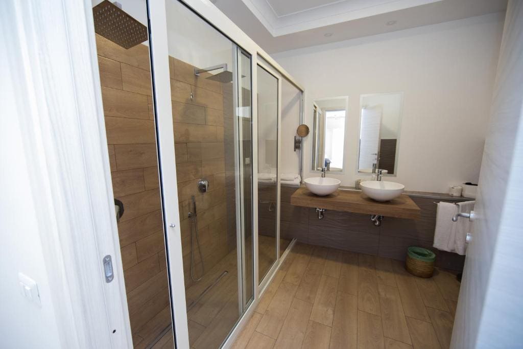 Queen Suite with Spa Bath room - Image 2