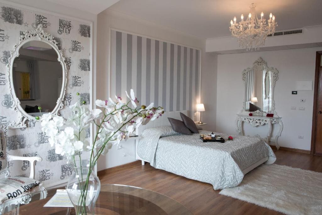 Queen Suite with Spa Bath room - Image 1