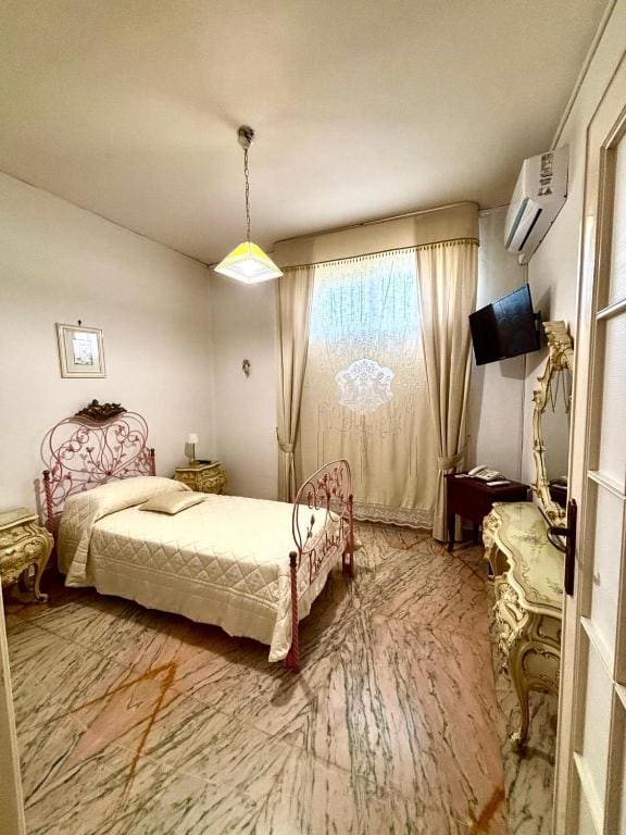Small Single Room room - Image 2