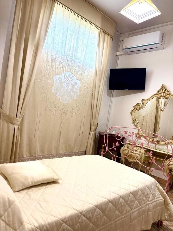 Small Single Room room - Image 3