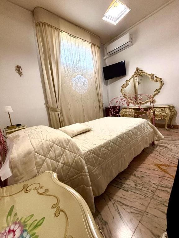 Small Single Room room - Image 1