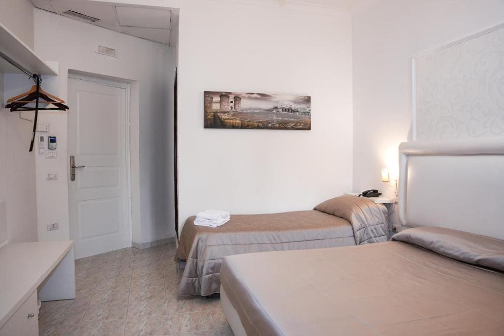 Standard Quadruple Room room - Image 2