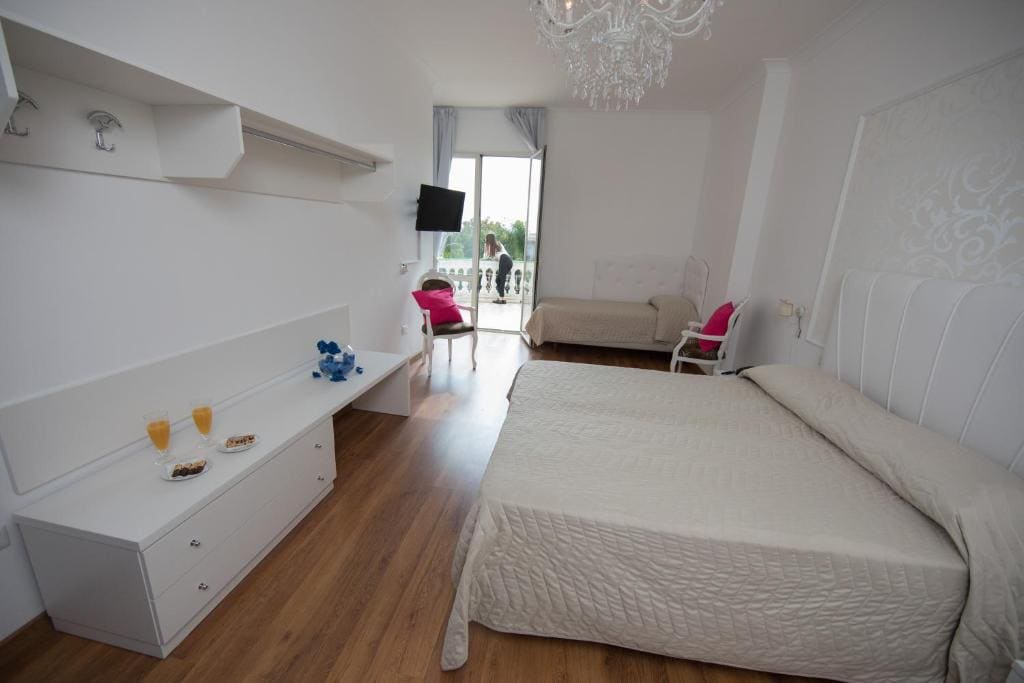 Superior Quadruple Room room - Image 3