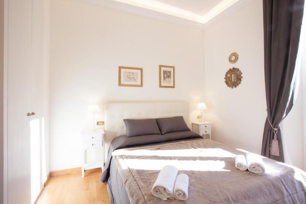 Double Room with Balcony room - Image 3