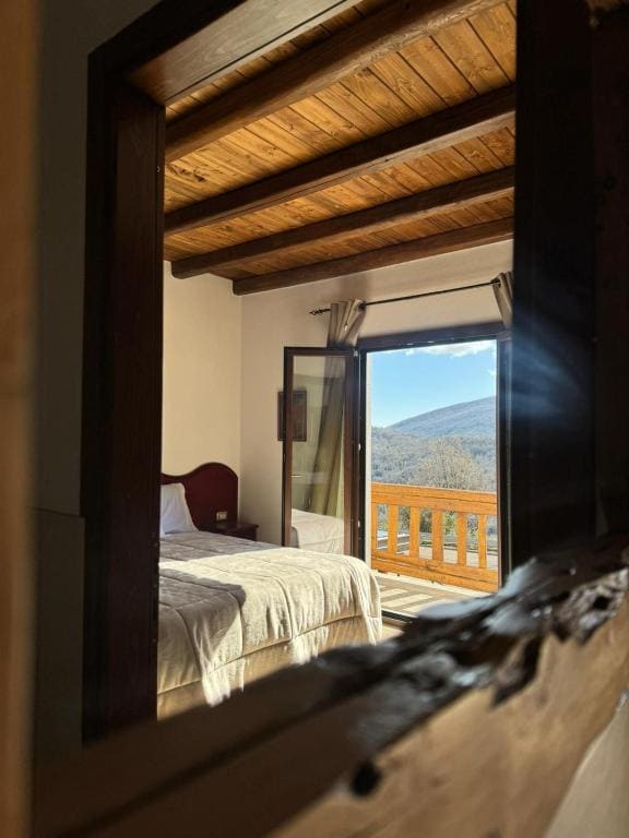 Double Room with Mountain View room - Image 3