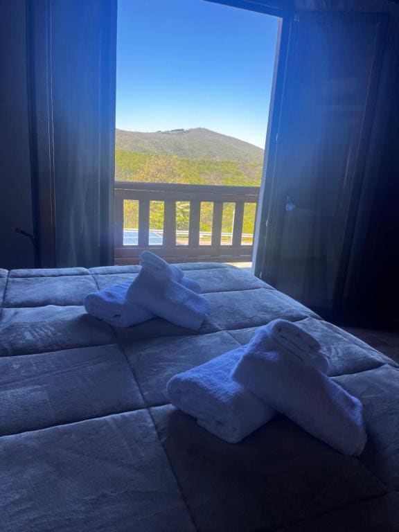 Double Room with Mountain View room - Image 2
