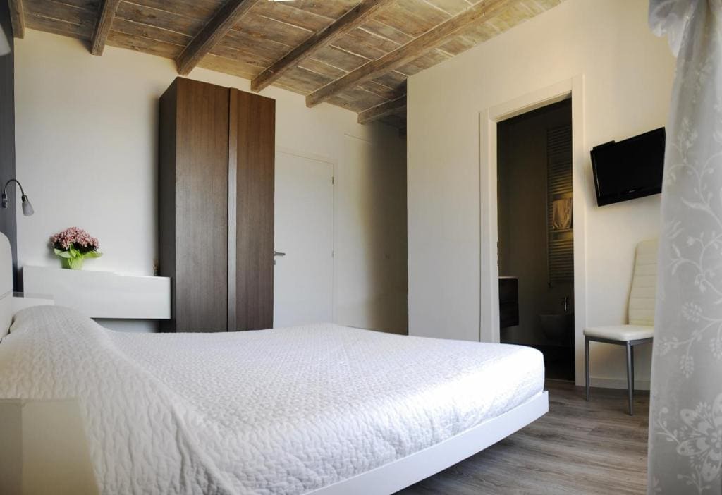 Double Room with Lake View room - Image 3