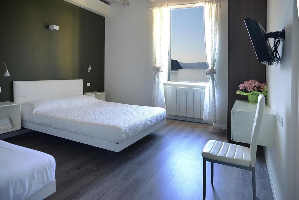 Triple Room with Lake View room - Image 1