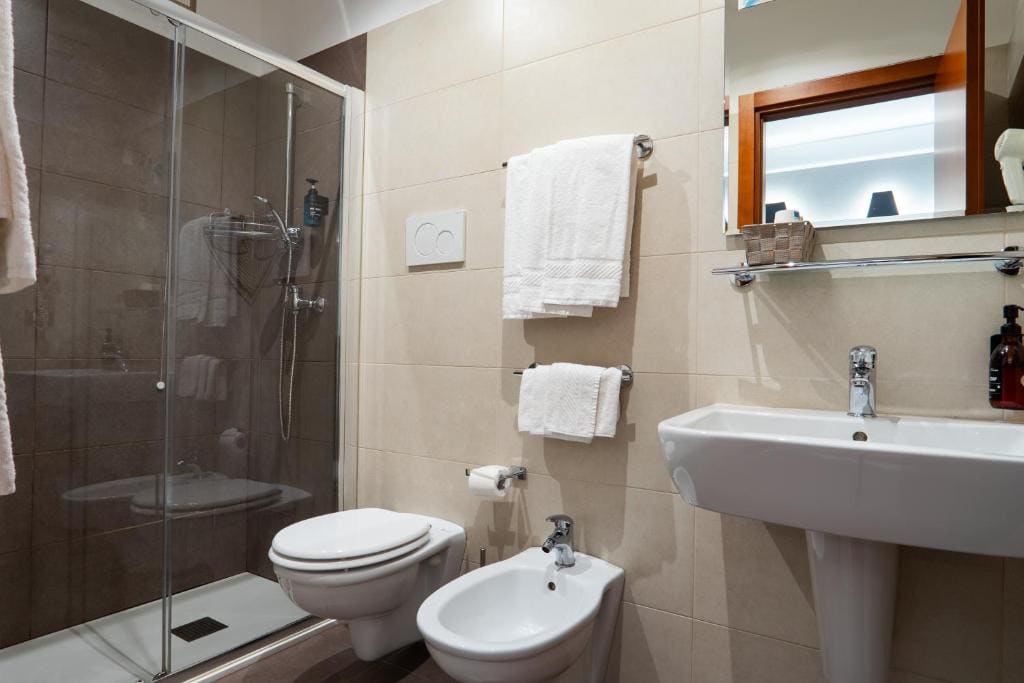 Double Room with 2 Extra Beds room - Image 3