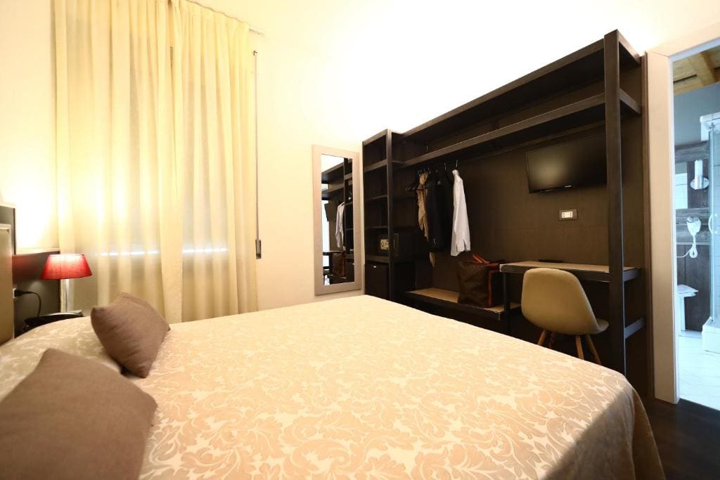 Small Double Room room - Image 3