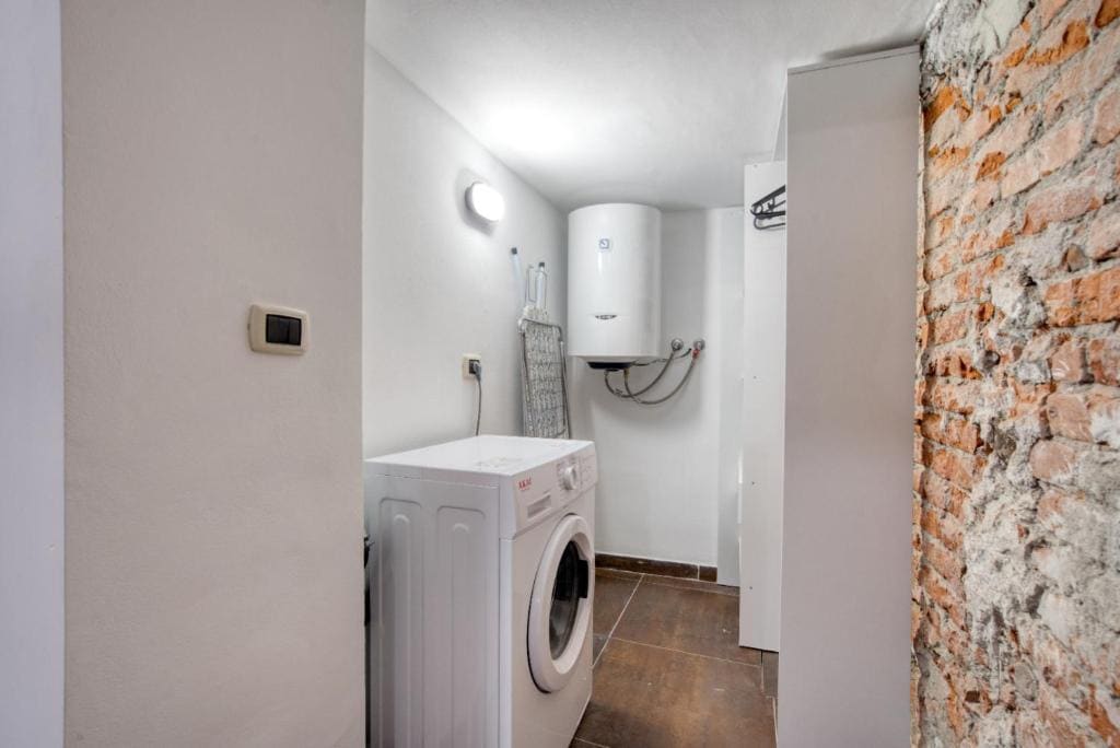 Family Room with Private Bathroom - Basement room - Image 1