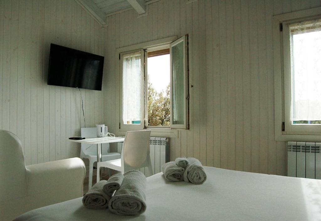 Deluxe King Room room - Image 3