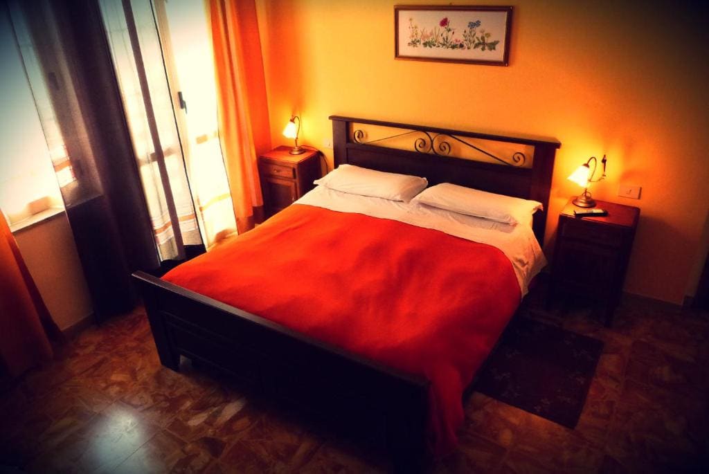 Standard Double Room with Shared Bathroom room - Image 2