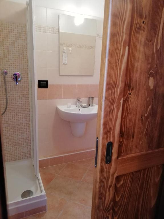 Double Room with Private Bathroom room - Image 3
