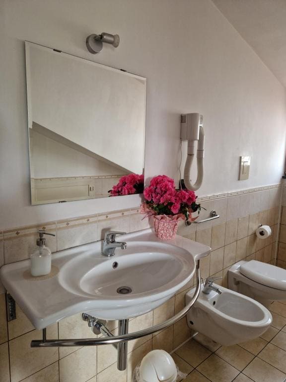 Deluxe Double or Twin Room room - Image 2