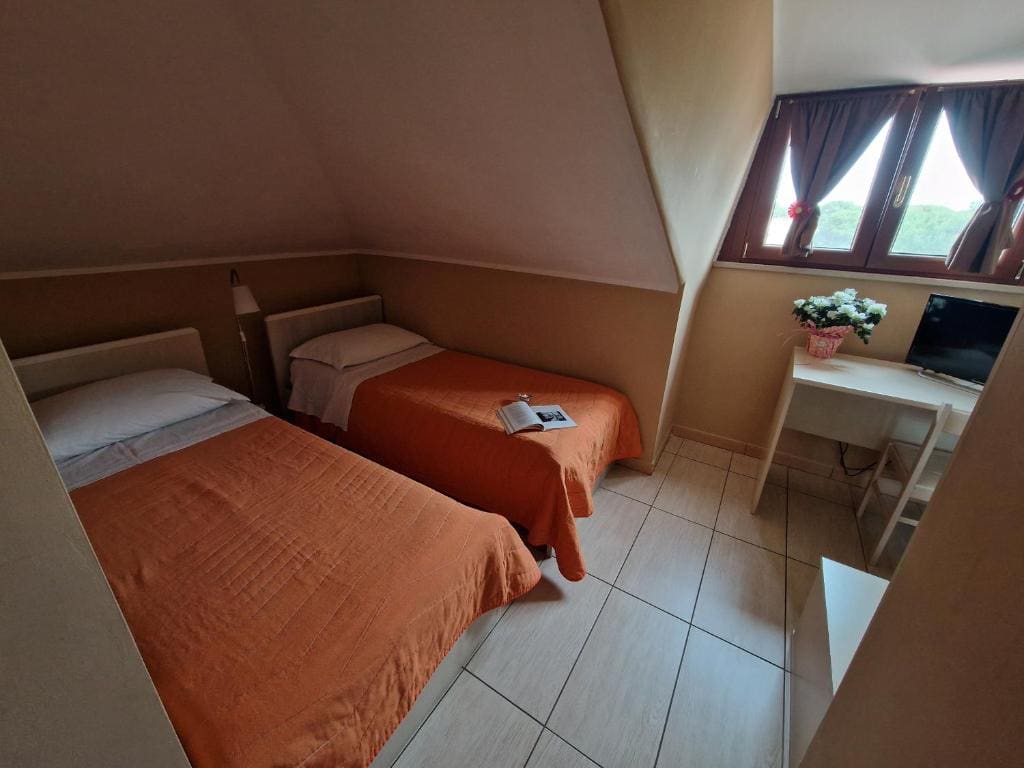 Economy Triple Room room - Image 2