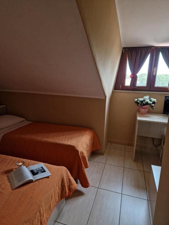Economy Triple Room room - Image 1