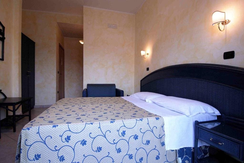 Double or Twin Room with Sea View room - Image 2