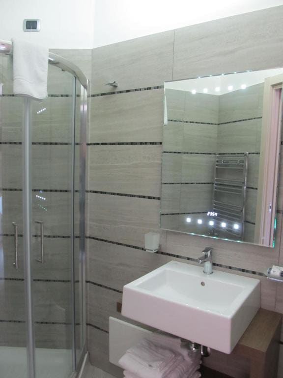 Superior Double or Twin Room with Sea View room - Image 3