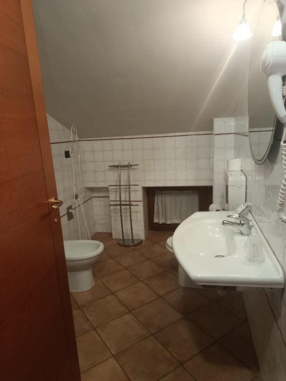 Economy Triple Room room - Image 3