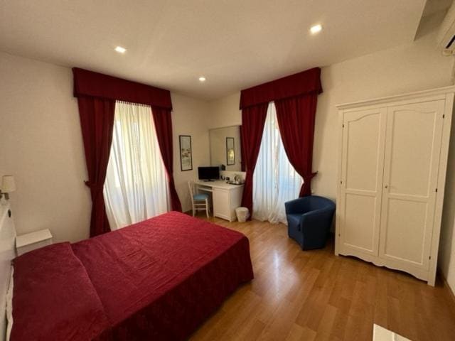 Double or Twin Room with Sea View room - Image 2