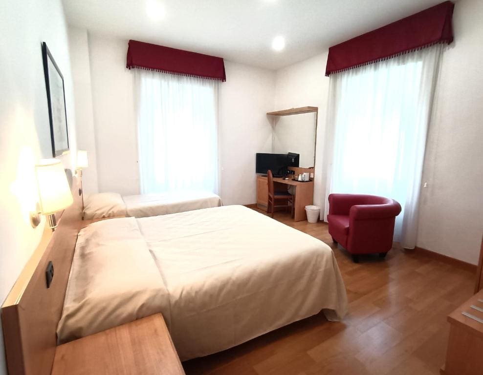 Standard Triple Room room - Image 1