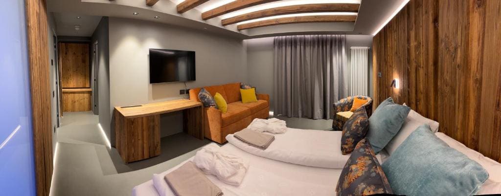 Family Room with Balcony room - Image 3