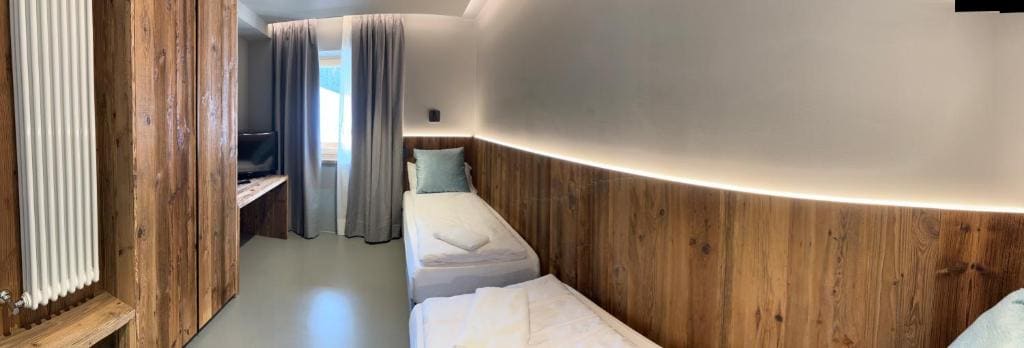 Family Room with Balcony room - Image 2