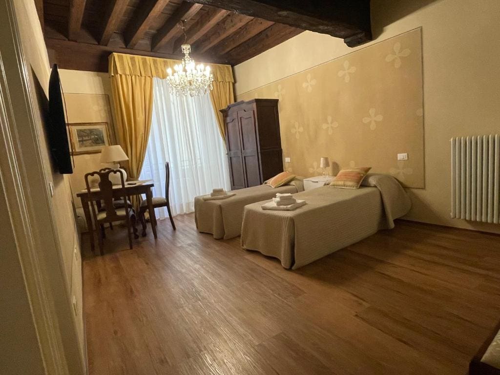 Deluxe Suite room - Image 2