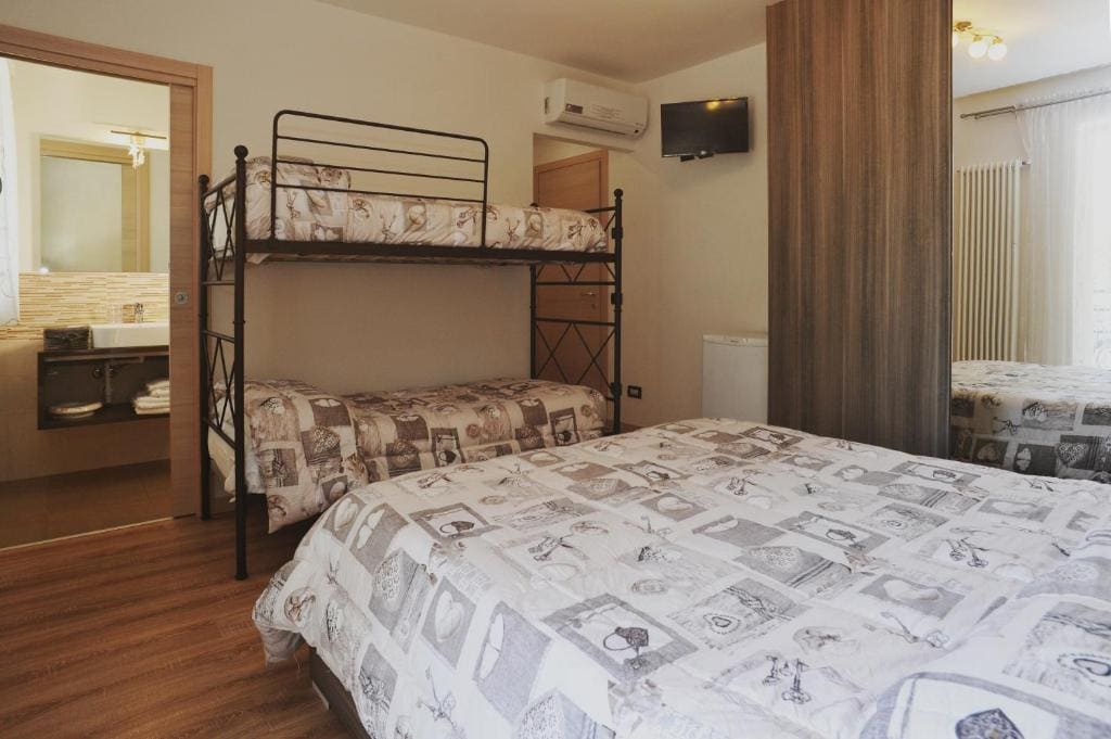 Standard Family Room room - Image 3