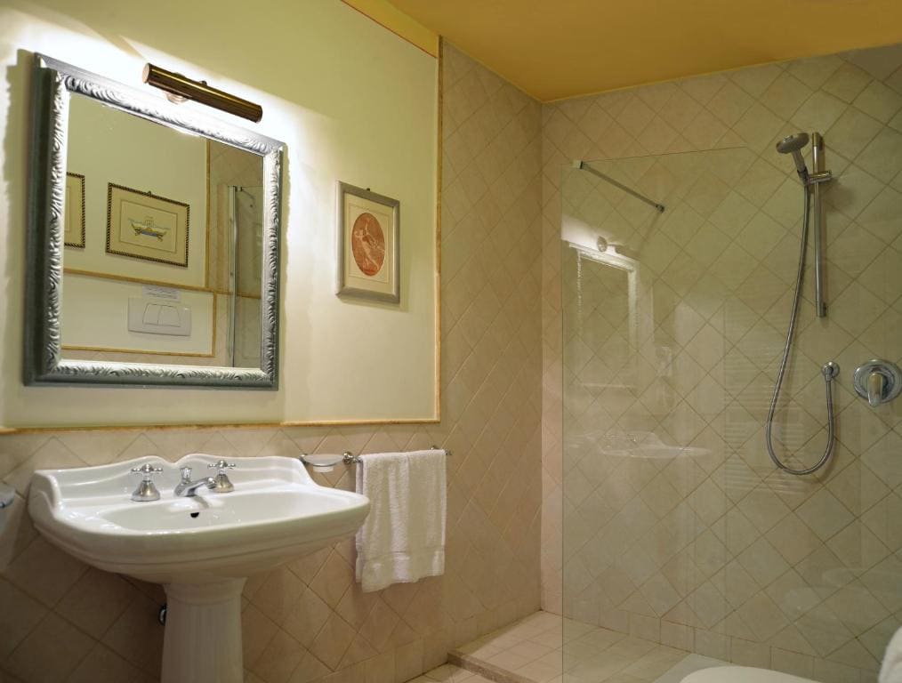 Deluxe Room room - Image 1