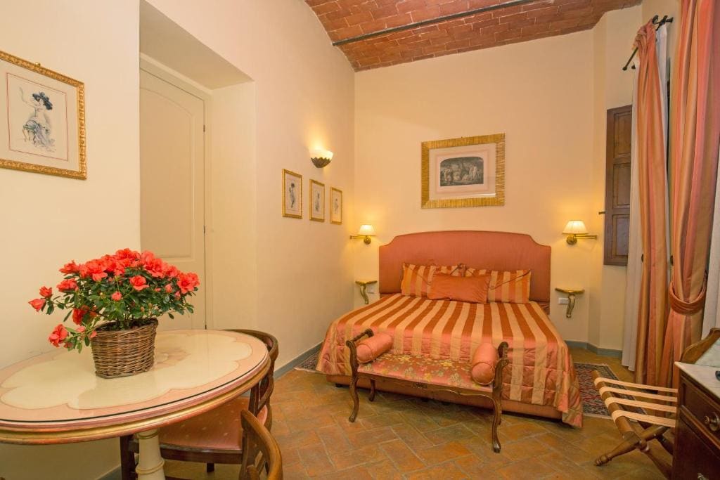 Double Room with Courtyard View room - Image 2