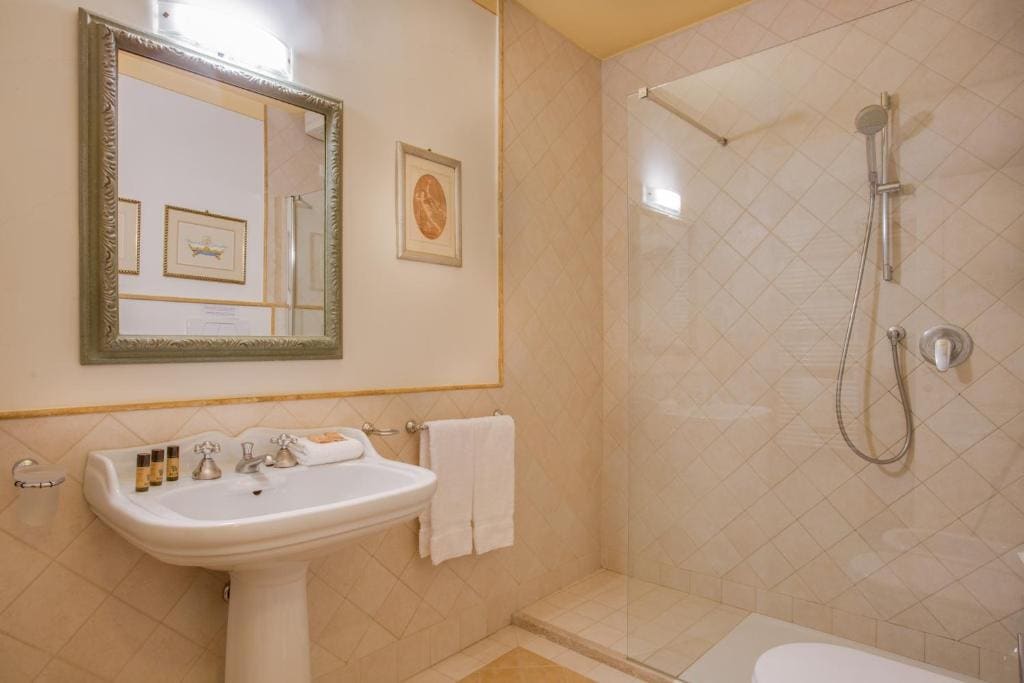 Double Room with Courtyard View room - Image 3