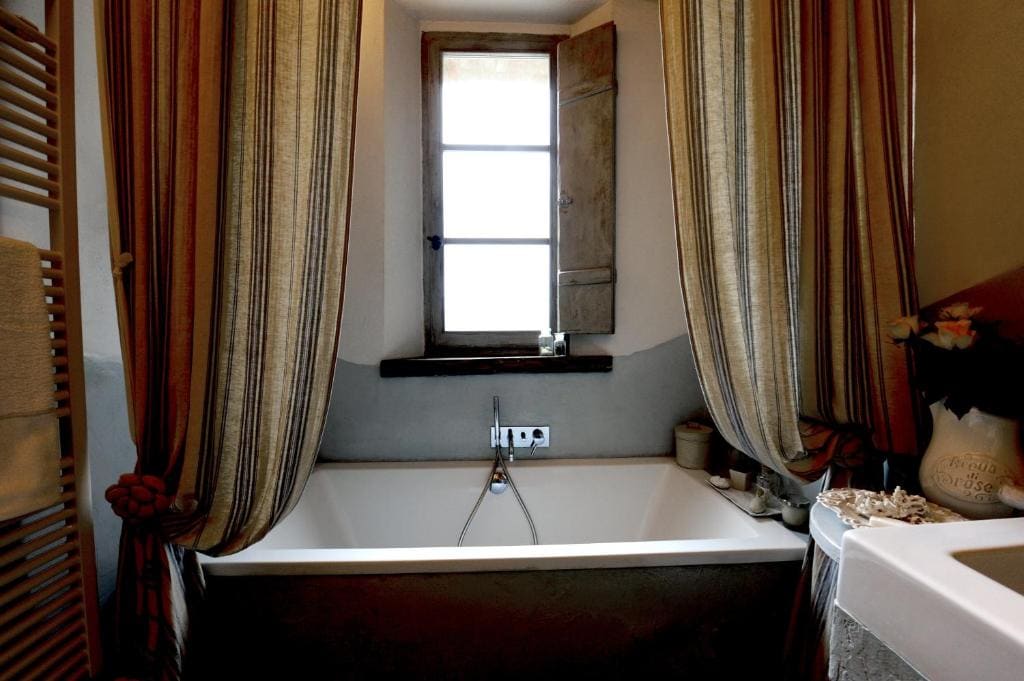 Deluxe Double Room with Bath room - Image 2