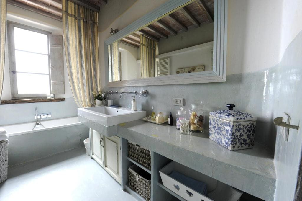 Deluxe Double Room with Bath room - Image 1