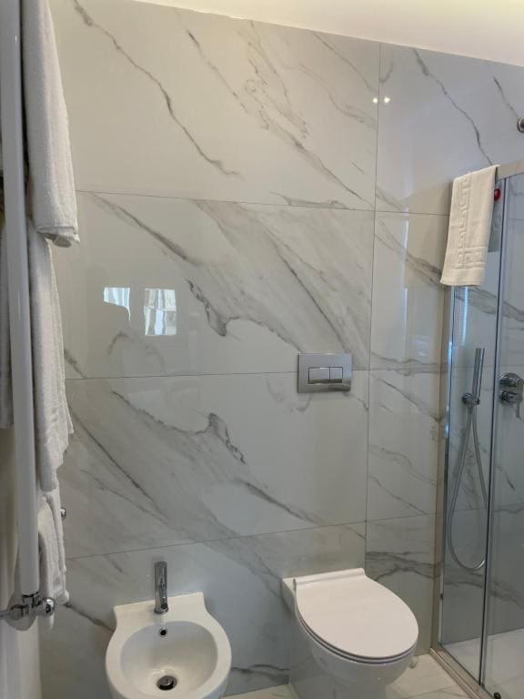 Double Room with Private Bathroom room - Image 2